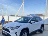 Toyota RAV4 2020 года за 14 000 000 тг. в Атырау – фото 3