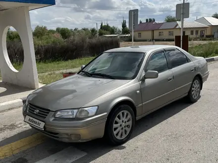 Toyota Camry 1998 года за 2 500 000 тг. в Шымкент – фото 2