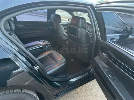 BMW 750 2012 года за 11 500 000 тг. в Астана – фото 30
