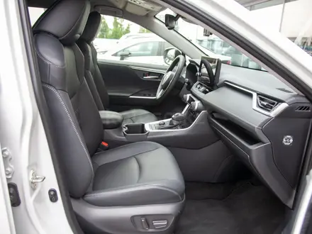 Toyota RAV4 Luxe+ 2025 года за 22 000 000 тг. в Алматы – фото 15