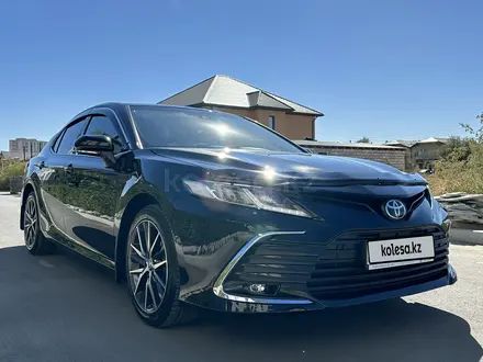 Toyota Camry 2023 года за 15 900 000 тг. в Атырау – фото 5