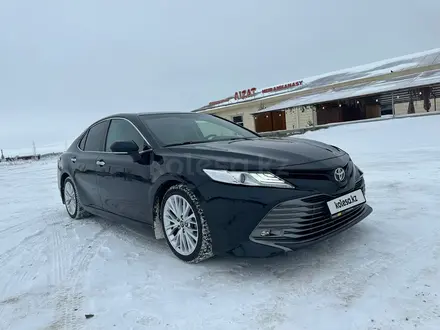 Toyota Camry 2019 года за 13 500 000 тг. в Уральск – фото 2