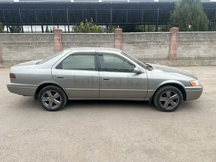 Toyota Camry 1998 года за 3 200 000 тг. в Алматы – фото 2