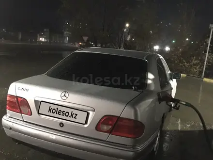 Mercedes-Benz E 200 1996 года за 1 100 000 тг. в Семей – фото 3