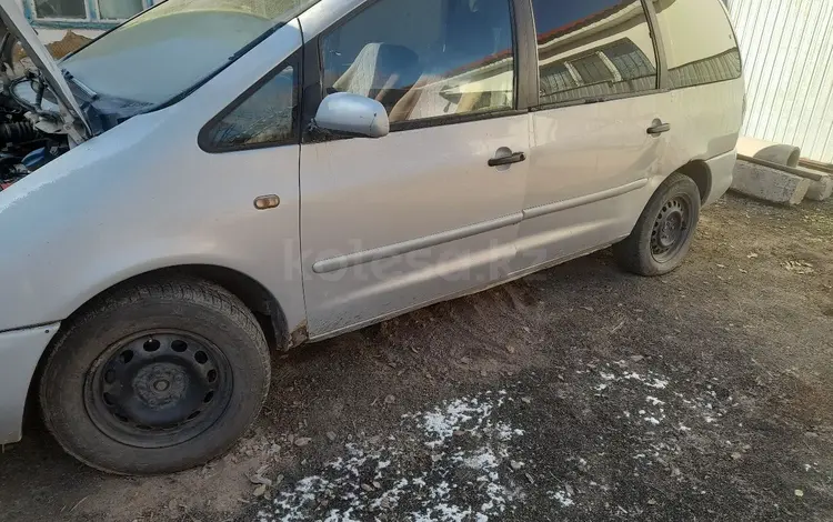 Volkswagen Sharan 1998 годаfor1 000 000 тг. в Сарыозек