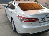 Toyota Camry 2020 года за 13 800 000 тг. в Алматы – фото 2