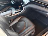 Toyota Camry 2020 года за 13 800 000 тг. в Алматы – фото 4