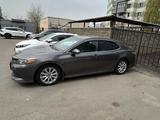Toyota Camry 2020 года за 9 700 000 тг. в Алматы – фото 2