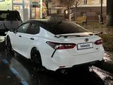 Toyota Camry 2022 года за 14 900 000 тг. в Алматы – фото 2