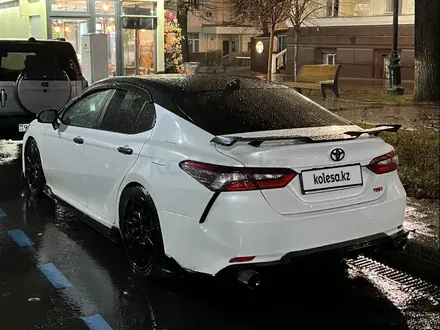 Toyota Camry 2022 года за 14 900 000 тг. в Алматы – фото 2
