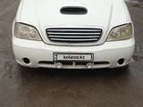 Kia Carnival 2002 года за 1 900 000 тг. в Тараз – фото 2