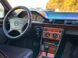 Mercedes-Benz E 220 1993 года за 2 450 000 тг. в Алматы – фото 2