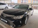 Toyota Camry 2015 года за 11 100 000 тг. в Актобе – фото 2