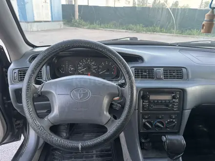 Toyota Camry 2000 года за 3 000 000 тг. в Алматы – фото 16