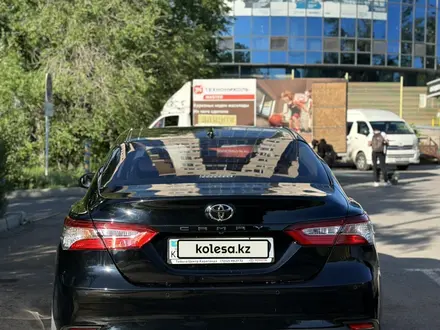 Toyota Camry 2021 года за 14 200 000 тг. в Караганда – фото 4