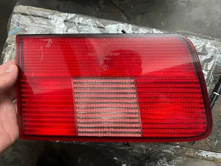 BMW E39 универсал фонари на крышку багажника за 10 000 тг. в Караганда