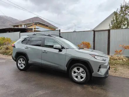 Toyota RAV4 2021 года за 15 300 000 тг. в Алматы – фото 4