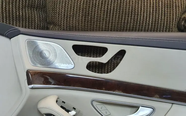 Обшивка на заднюю левую дверь на Mercedes-Benz W222 за 65 000 тг. в Астана
