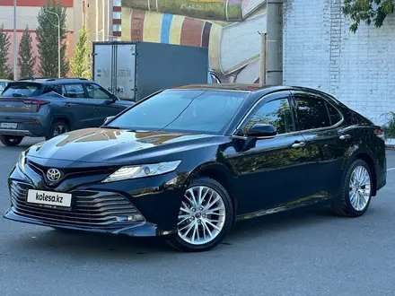 Toyota Camry 2019 года за 14 100 000 тг. в Астана – фото 2