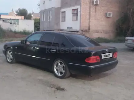 Mercedes-Benz E 320 1998 года за 3 500 000 тг. в Атырау – фото 2