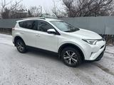 Toyota RAV4 2018 года за 12 700 000 тг. в Уральск – фото 2