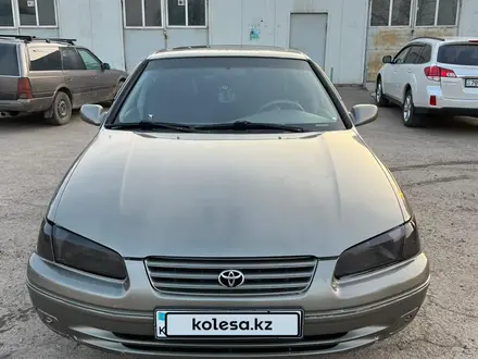 Toyota Camry 1997 года за 2 600 000 тг. в Алматы – фото 2