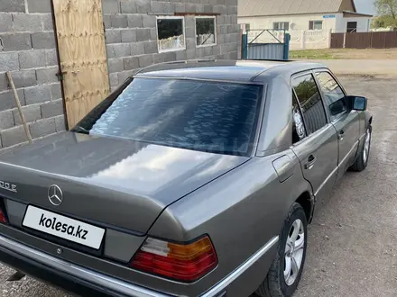 Mercedes-Benz E 200 1992 года за 1 250 000 тг. в Караганда – фото 4