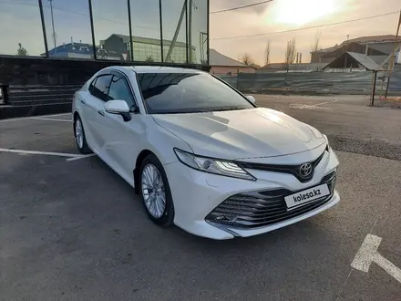 Toyota Camry 2018 года за 15 000 000 тг. в Шымкент – фото 2