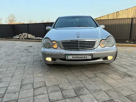 Mercedes-Benz C 200 2001 года за 3 300 000 тг. в Кокшетау – фото 2