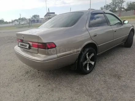 Toyota Camry 1998 года за 3 550 000 тг. в Талдыкорган – фото 2