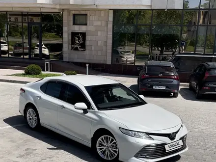 Toyota Camry 2019 года за 15 900 000 тг. в Шымкент – фото 2