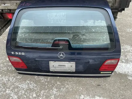 Задни крышка багажника W210 за 35 000 тг. в Алматы – фото 3