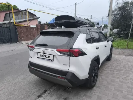 Toyota RAV4 2020 года за 9 900 000 тг. в Алматы – фото 2