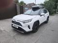 Toyota RAV4 2020 года за 9 900 000 тг. в Алматы