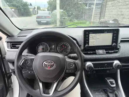 Toyota RAV4 2020 года за 9 900 000 тг. в Алматы – фото 3