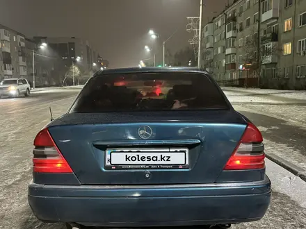 Mercedes-Benz C 180 1995 года за 1 500 000 тг. в Петропавловск – фото 4