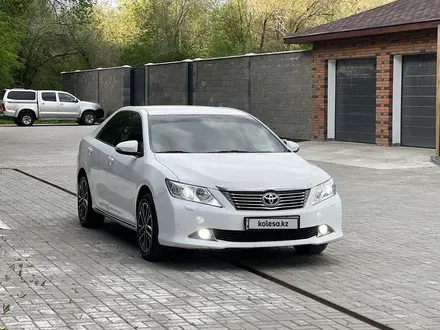 Toyota Camry 2013 года за 8 500 000 тг. в Актобе – фото 2