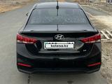 Hyundai Accent 2018 года за 5 500 000 тг. в Атырау – фото 2