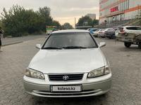 Toyota Camry 2000 года за 3 650 000 тг. в Семей