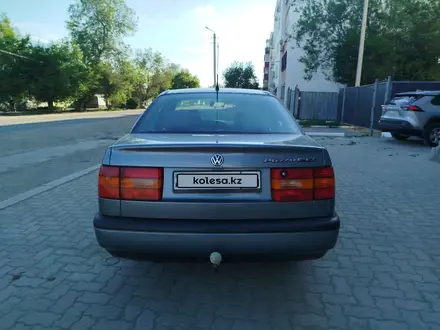 Volkswagen Passat 1994 года за 3 400 000 тг. в Актобе – фото 5