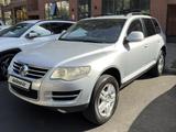 Volkswagen Touareg 2007 годаүшін7 500 000 тг. в Алматы – фото 2