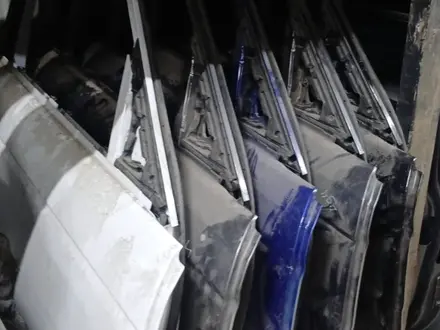 Дверь передняя правая l494 за 1 000 тг. в Алматы