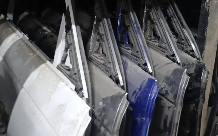 Дверь передняя правая l494 за 1 000 тг. в Алматы