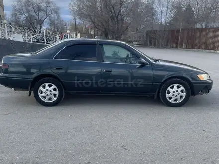 Toyota Camry 1998 года за 3 000 000 тг. в Семей – фото 2