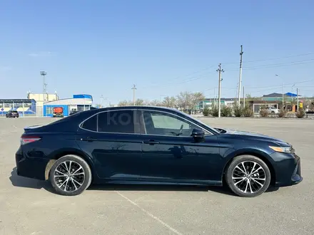 Toyota Camry 2018 года за 8 800 000 тг. в Атырау – фото 2
