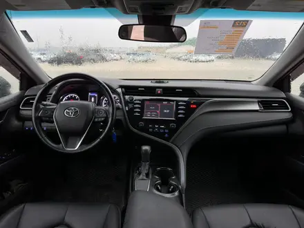 Toyota Camry 2018 года за 8 800 000 тг. в Атырау – фото 9