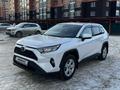 Toyota RAV4 2022 года за 13 900 000 тг. в Актобе