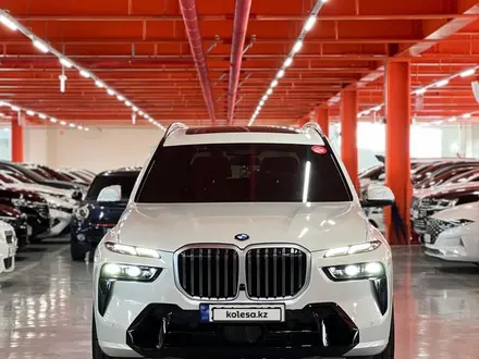 BMW X7 2025 года за 65 000 000 тг. в Астана