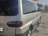 Hyundai Starex 2001 года за 2 000 000 тг. в Туркестан – фото 2