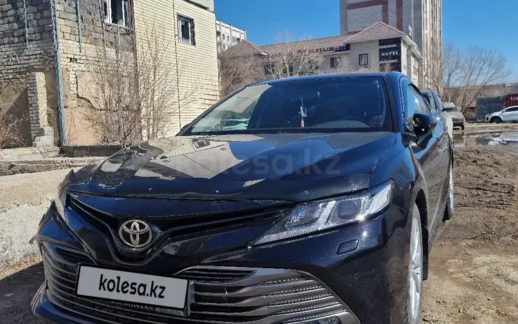 Toyota Camry 2018 года за 13 500 000 тг. в Семей